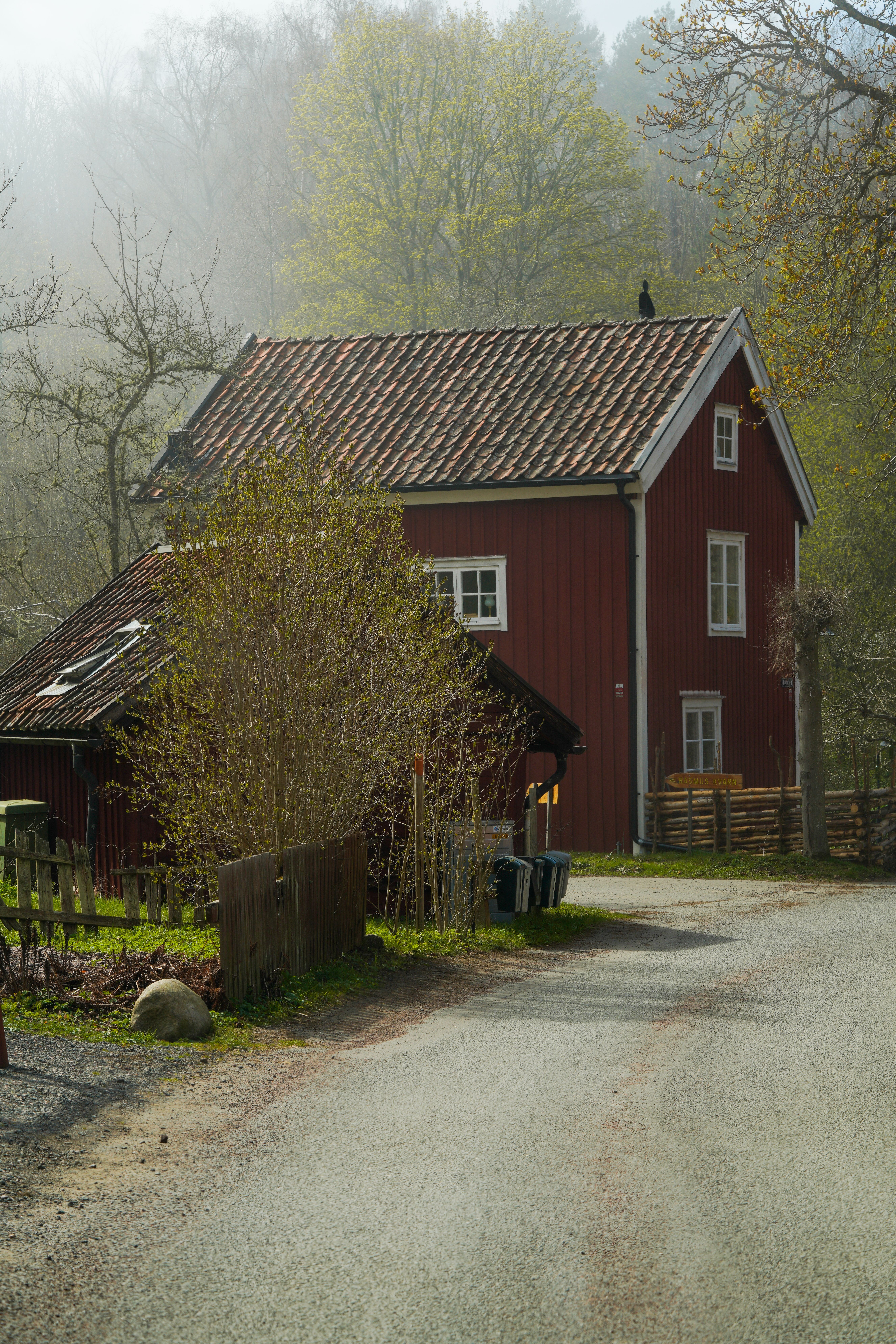 A red barn on a country road · Free Stock Photo