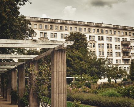 Rosengarten an der Karl-Marx-Allee 5