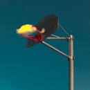 篮球架的超现实形象，在蓝天中完美地穿过云层