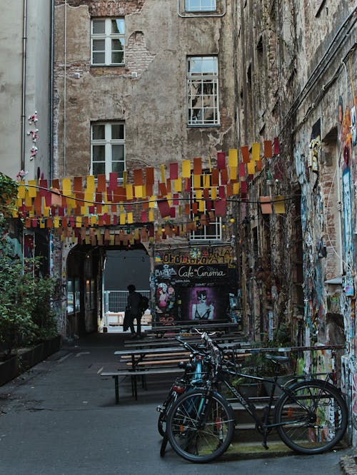 Berlin, kentsel alan, ölü tavuk sokağı içeren Ücretsiz stok fotoğraf