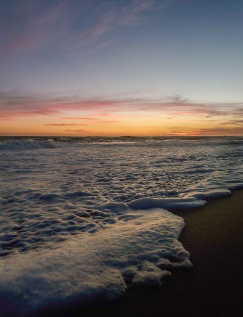 Free Beautiful ocean waves at sunset in Oaxaca, Mexico, creating a serene seascape. Stock Photo