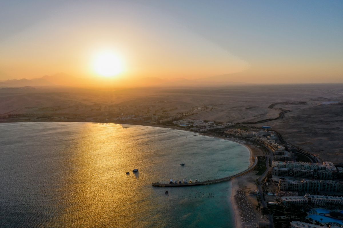 Sahl Hasheesh - apus peste golf, cu deșertul în fundal