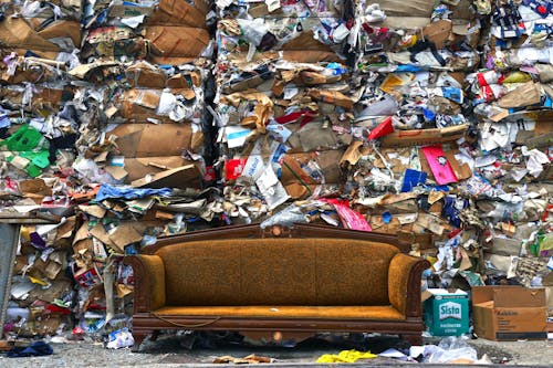 Kostnadsfri bild av avfall, skräp, soffa