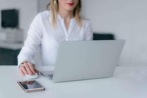 Wanita Menggunakan Laptop Perak