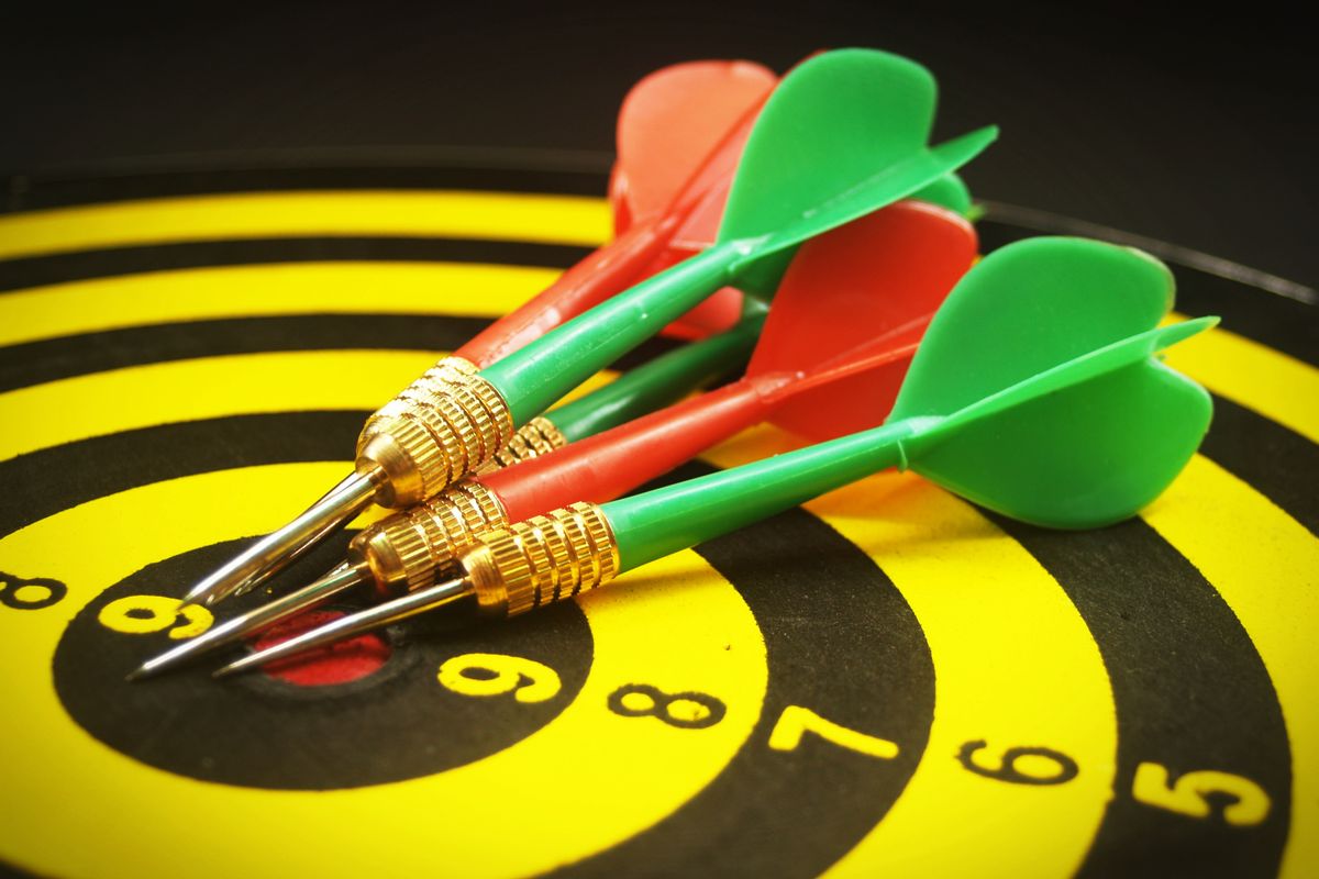 Dartpijlen met barrels, shafts en flights van dichtbij