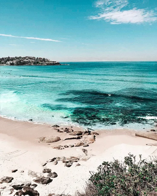 Pantai Bondi di Australia dengan air laut berwarna biru kehijauan