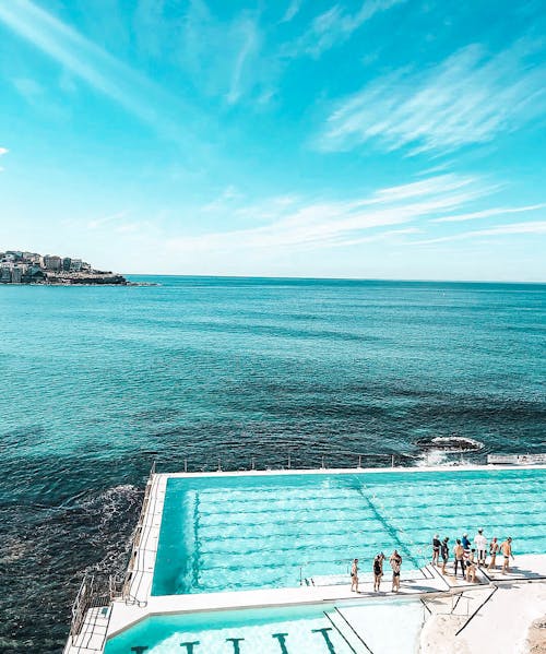 Pessoas Em Pé Ao Lado Da Piscina