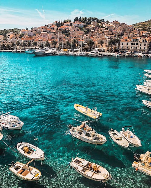 Bateaux Blancs Sur Plan D'eau