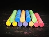 这些色彩鲜艳的粉笔棒排列整齐，非常适合艺术背景或学校主题