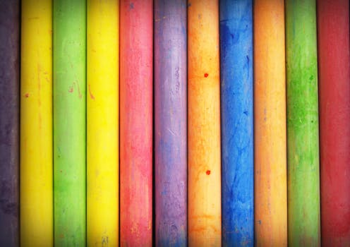 彩色粉笔垂直排列，呈现出生动的彩虹光谱