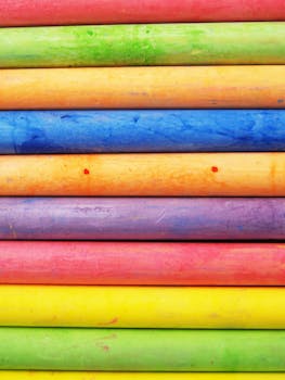 特写镜头中，色彩鲜艳的粉笔棒展现出充满活力的色调和艺术质感