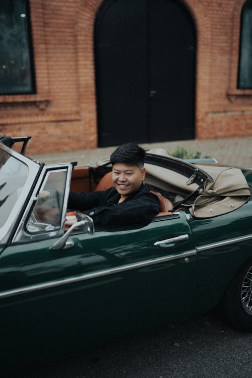 Gratis arkivbilde med asiatisk mann, bil, grønn