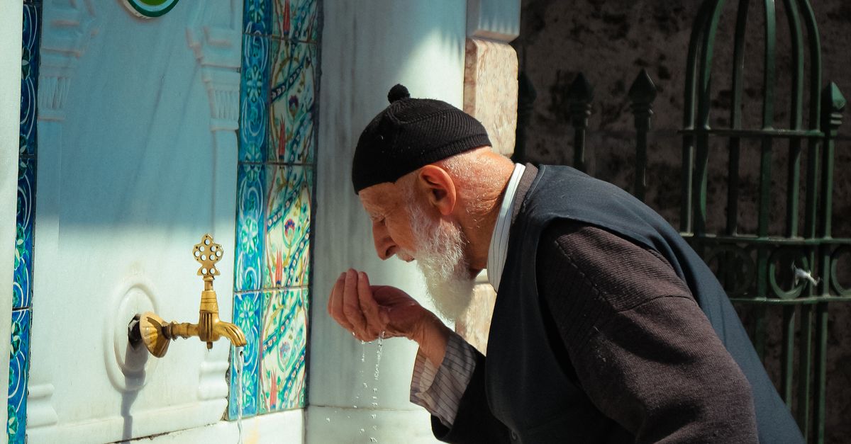 Rüyada Abdest Almak - Rüya Tabiri ve Anlamı - abdest, açık hava, adam içeren Ücretsiz stok fotoğraf