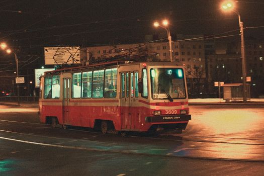 圣彼得堡市区夜间拍摄的经典电车，突出了公共交通