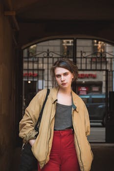 一位女士在俄罗斯圣彼得堡的拱门前随意站立