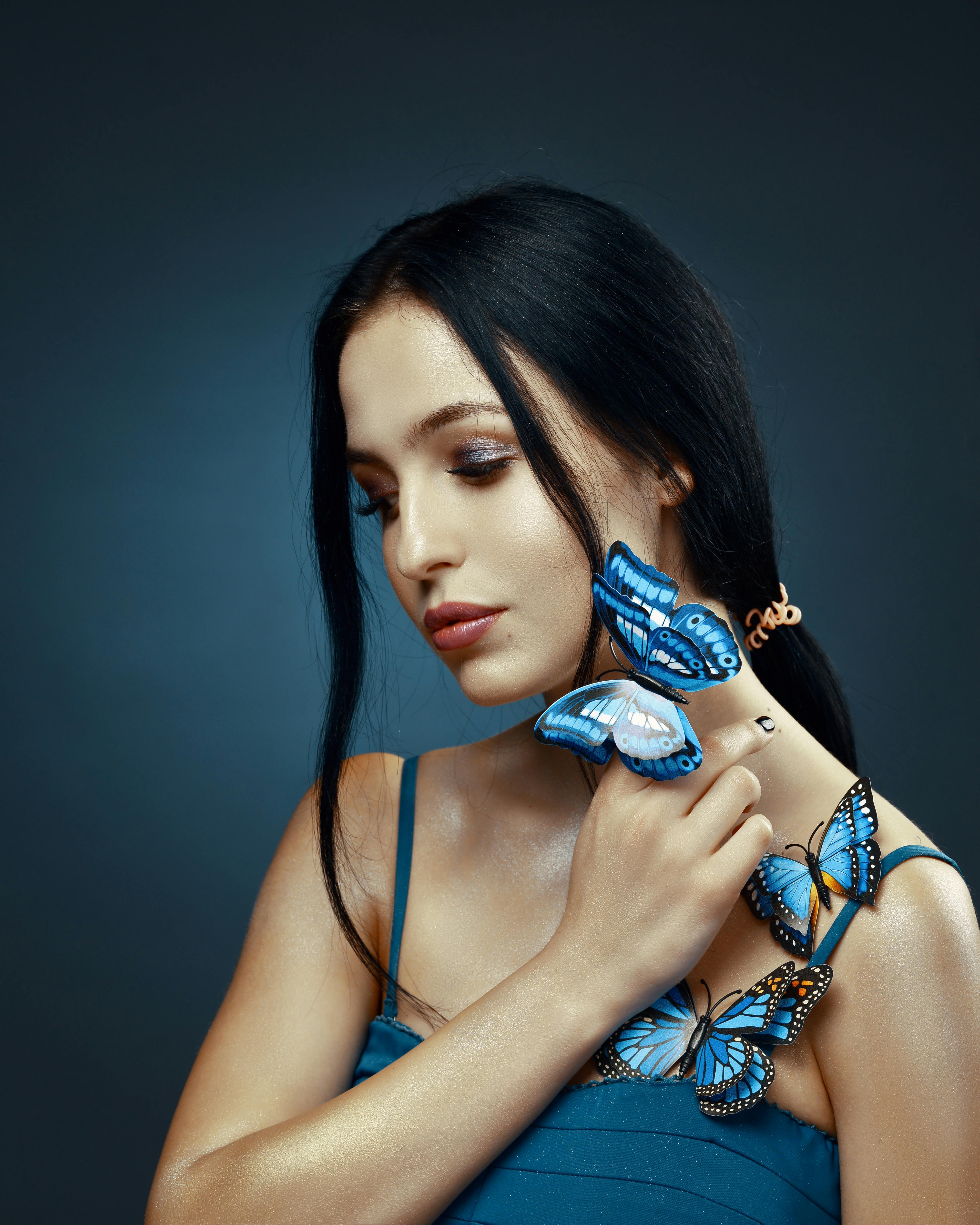 woman wearing blue spaghetti strap top