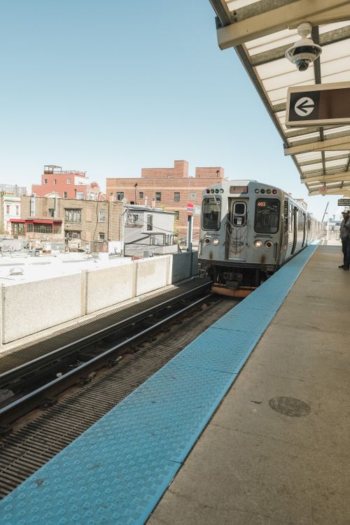 Free A train arriving at a Chicago railway station, capturing urban public transportation. Stock Photo