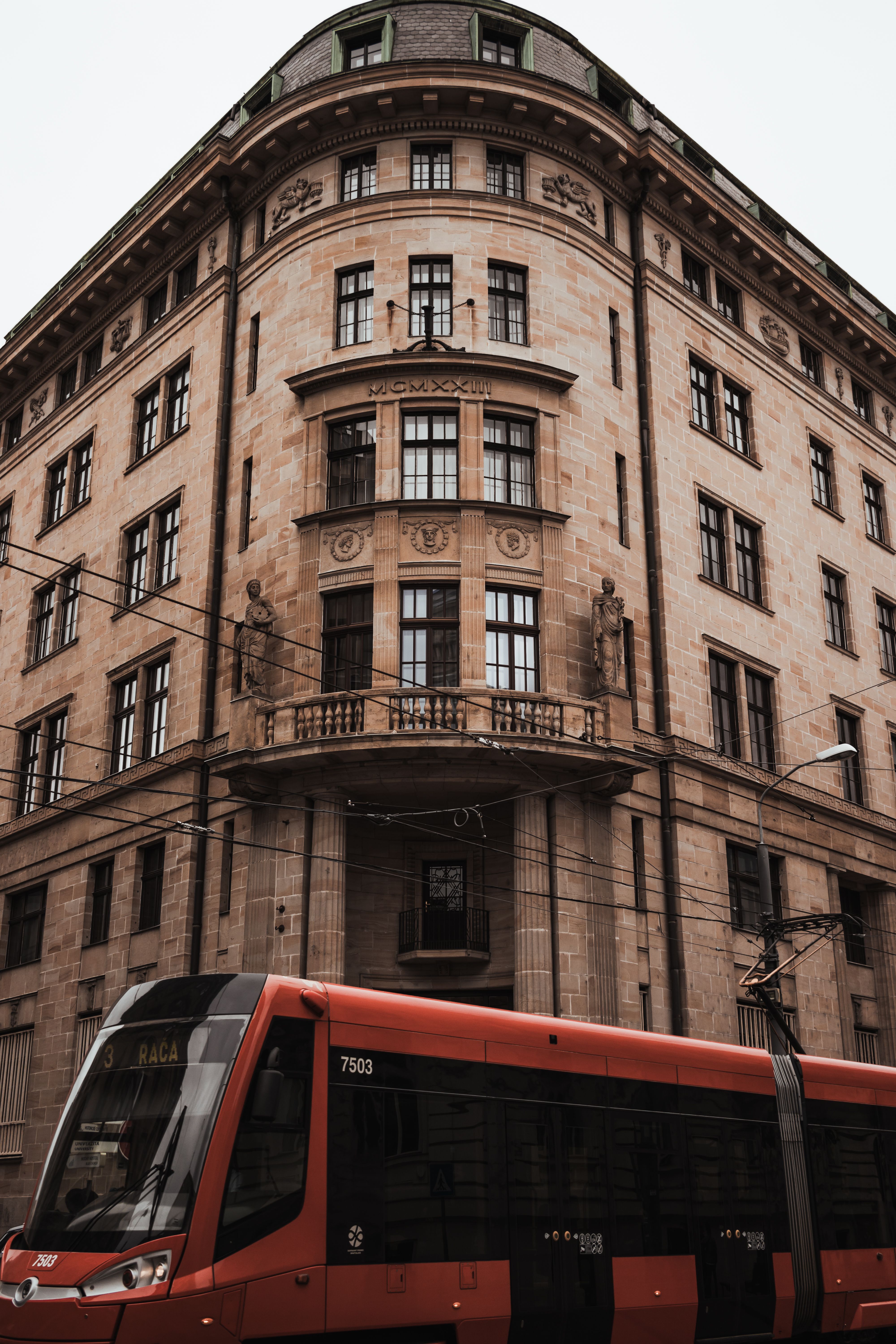 How to frame old facades from a moving tram stop
