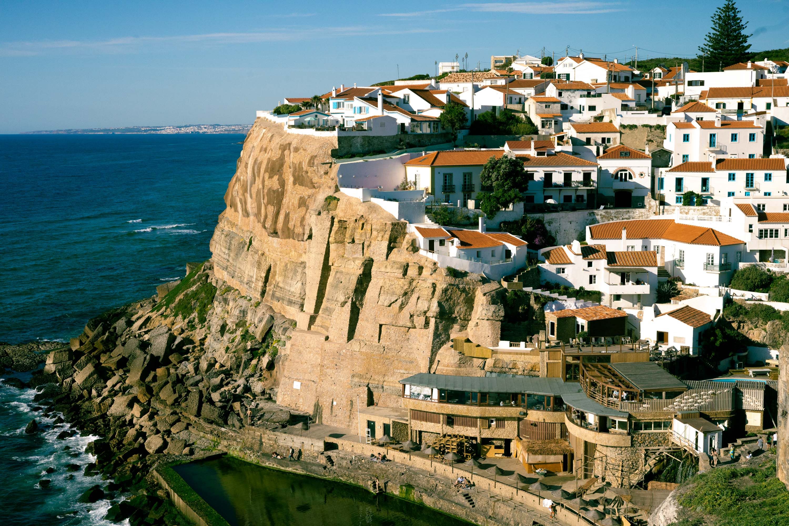 Portugal rules out remote working and reducing air travel due to fuel prices — Photo by Jean  Gois on Pexels