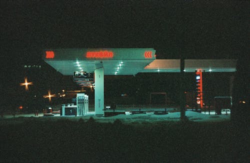 照明付きガソリンスタンド