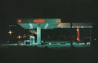 俄罗斯圣彼得堡一处加油站照明的夜景，氛围感十足