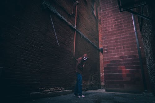 Hombre De Pie Junto A La Pared De Hormigón Marrón