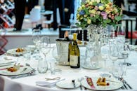 奢华的用餐设施配有鲜花、葡萄酒和甜点盘，非常适合特殊场合