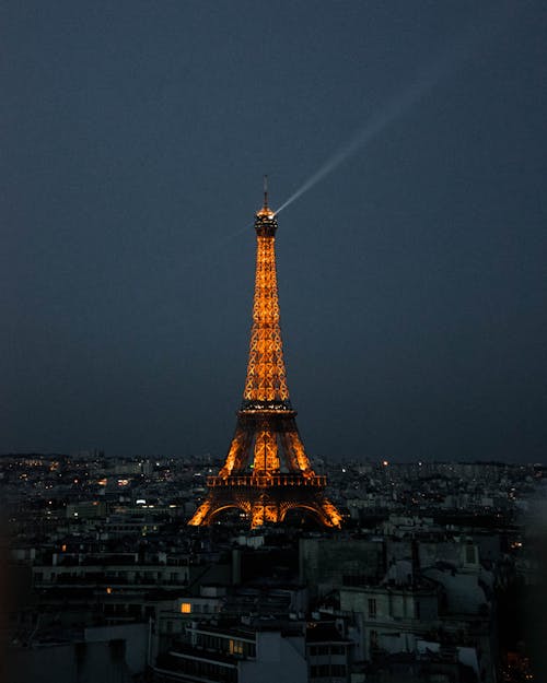 Освещенная Эйфелева башня в ночное время