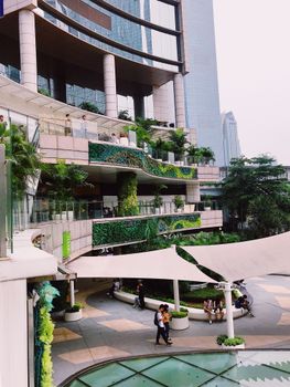 广州的当代建筑，以其郁郁葱葱的绿色植物和户外休闲空间为特色