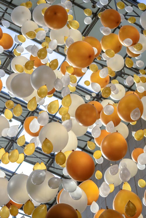 Низкоугольный снимок декоративных воздушных шаров