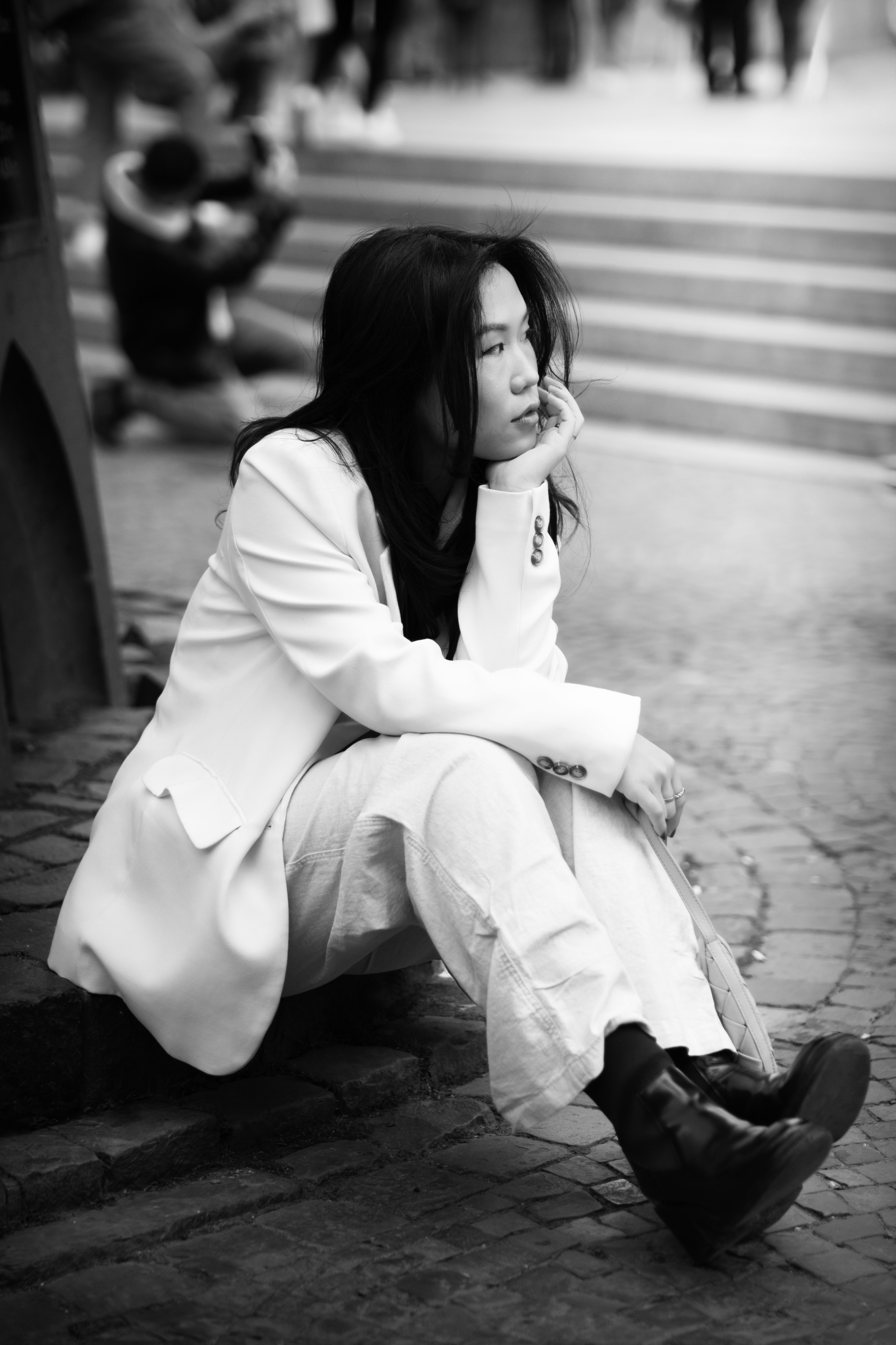 Woman sitting on the ground · Free Stock Photo