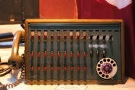 经典电话总机配有复古的旋转拨号和拨动开关