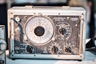 特写镜头对准一个老式模拟频率发生器，其旋钮和拨号可实现精确控制