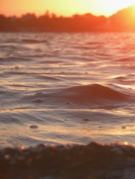 美丽的日落映照在温柔的波浪上，形成了一幅宁静的景观