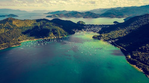 무료 산으로 둘러싸인 호수의 항공보기 스톡 사진