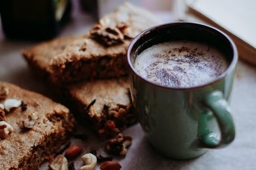 Tasse En Céramique Verte Près Des Cookies