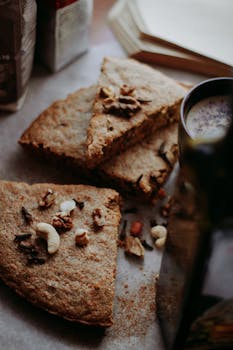 一杯咖啡配上自制的坚果蛋糕片，非常适合舒适的甜点时刻