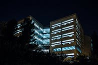 一座现代办公楼在夜空中熠熠生辉，展现出其现代建筑的风采