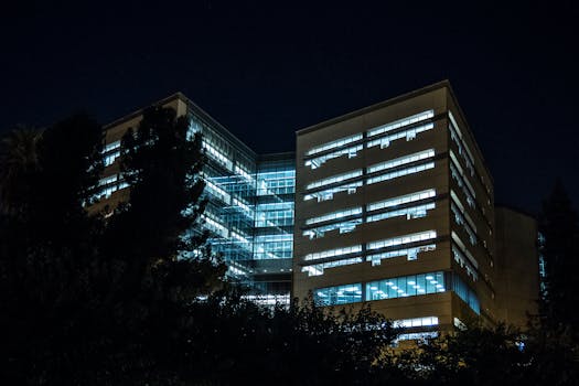 一座现代办公楼在夜空中熠熠生辉，展现出其现代建筑的风采