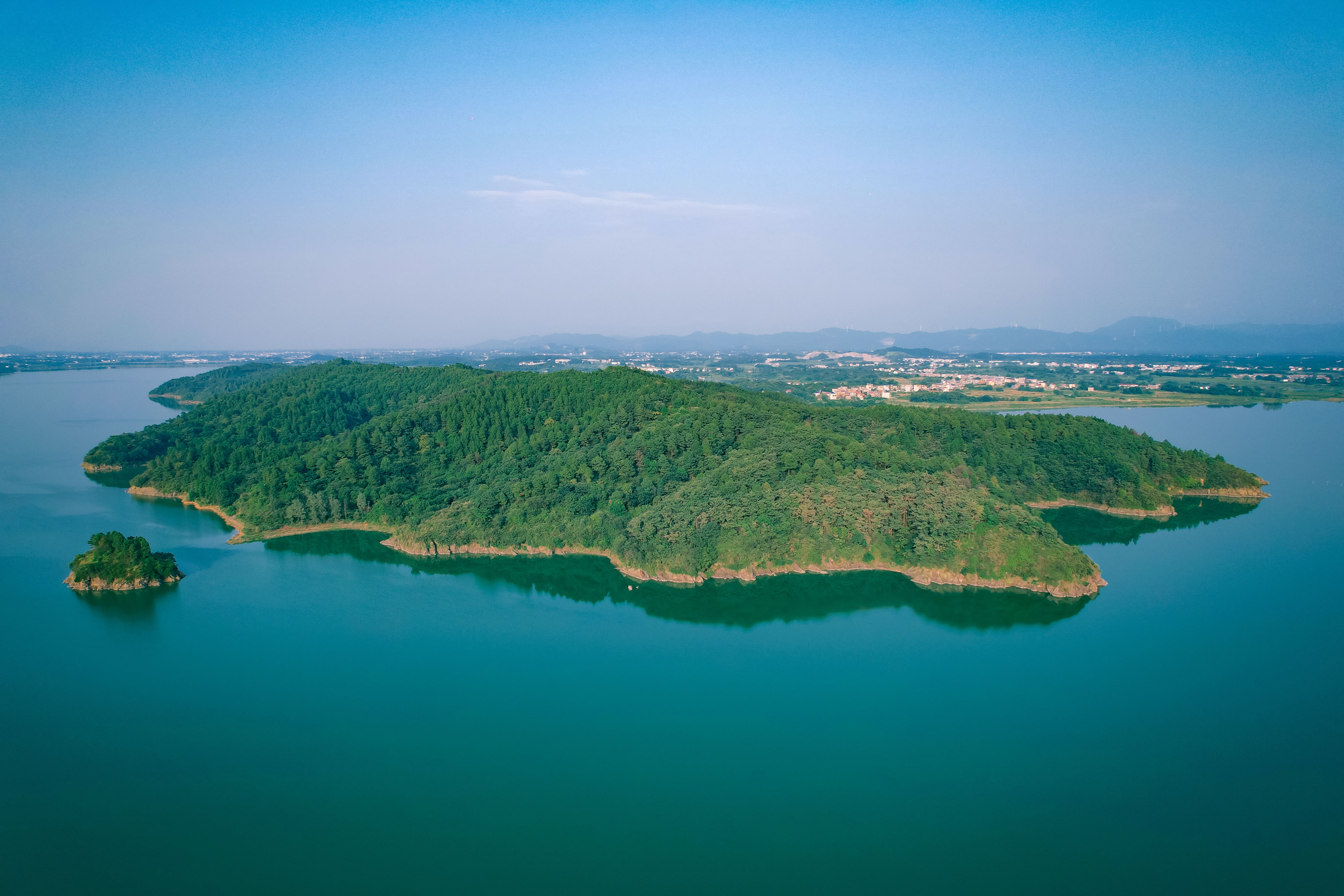 A view of the Bailuzhou Academy in Ji'an, a historic school on an island in the Gan River