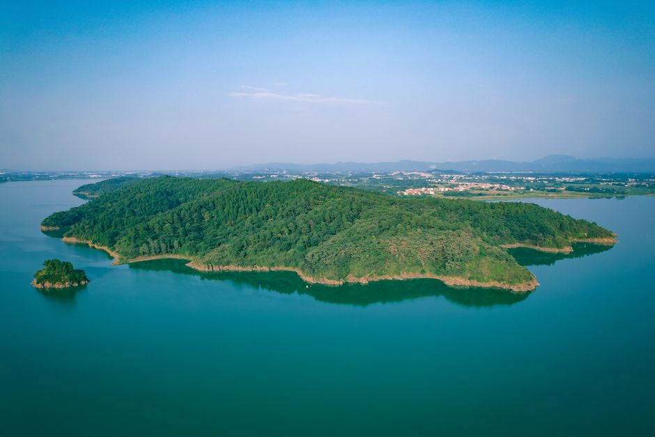 A view of the Bailuzhou Academy in Ji'an, a historic school on an island in the Gan River