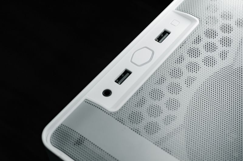 2. Geekom A10 (AMD Ryzen AI 9 HX 370)