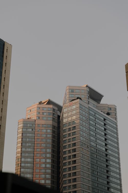 Free A modern cityscape featuring Seoul's high-rise buildings at dusk. Stock Photo