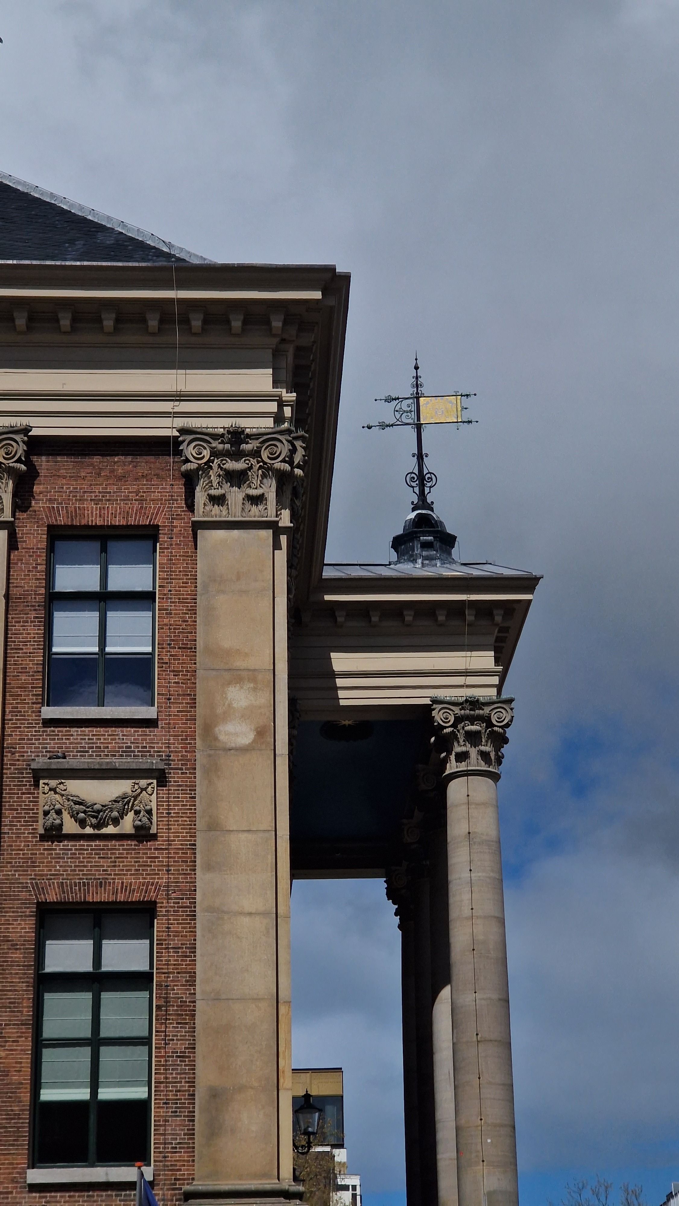 Straatbeeld in Groningen met moderne en oudere woningen naast elkaar