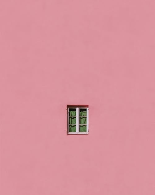 粉紅色的牆上的窗戶