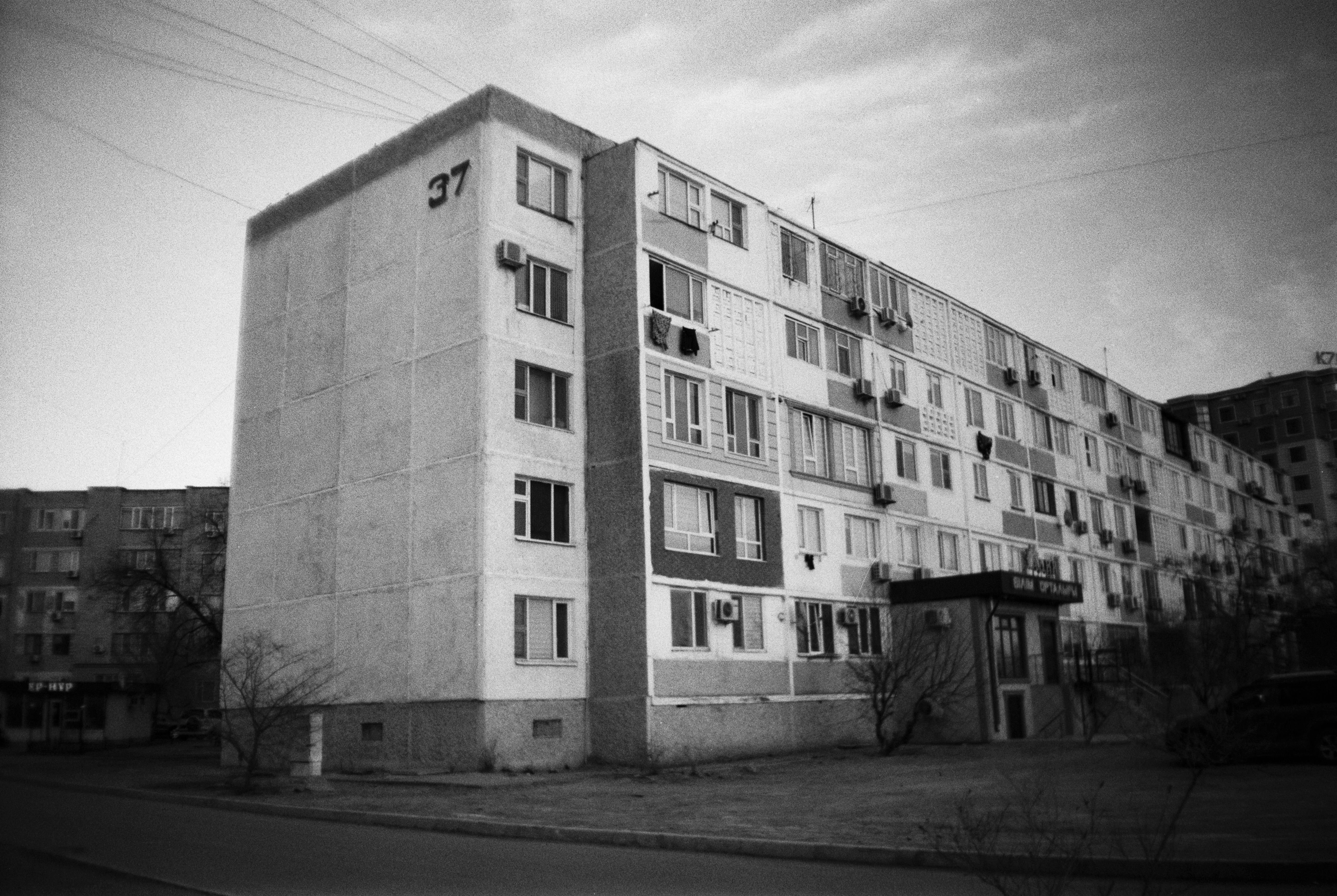 Block of Flats in Black and White · Free Stock Photo