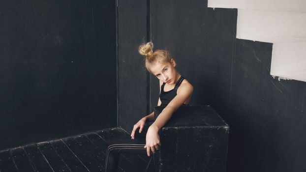 Hailee Steinfeld on set demonstrating her disciplined approach to productivity