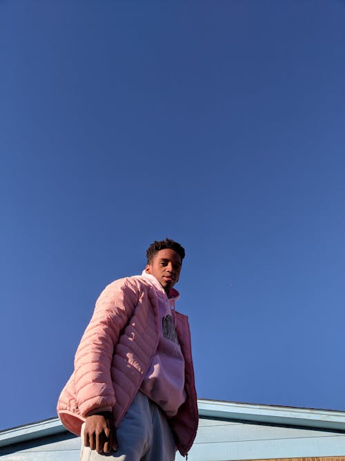 Hombre Vestido Con Chaqueta Rosa