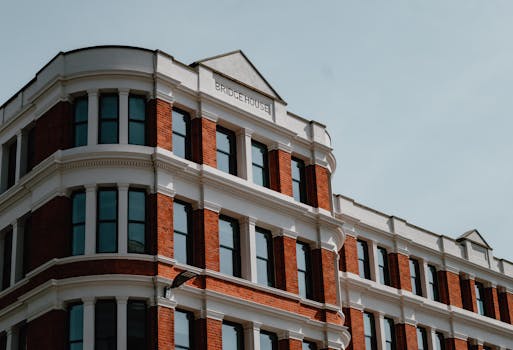 伦敦桥楼优雅的红砖外墙，展现了经典的建筑设计