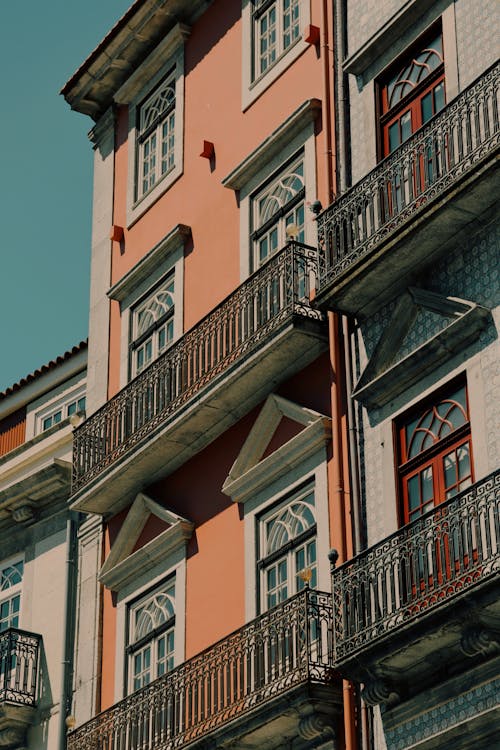 A building with balconies and balconies on it